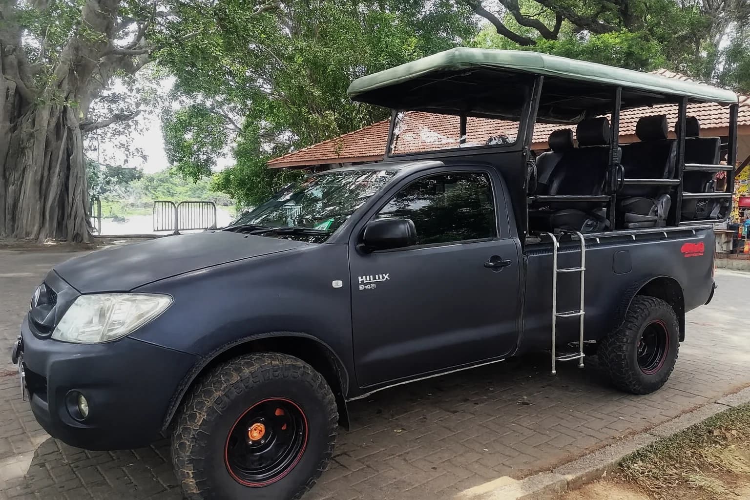 Toyota Hilux safari jeep side profile